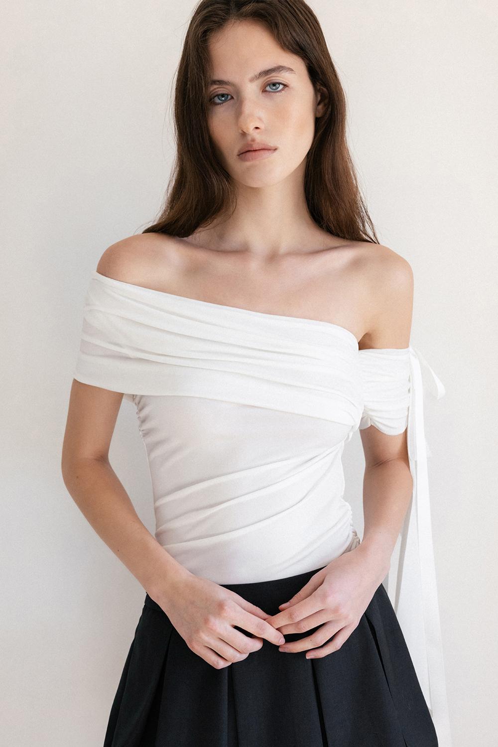 [3월 11일 예약배송] MONT BLANC SHIRRING OFF SHOULDER T-SHIRT_TT5S205IV