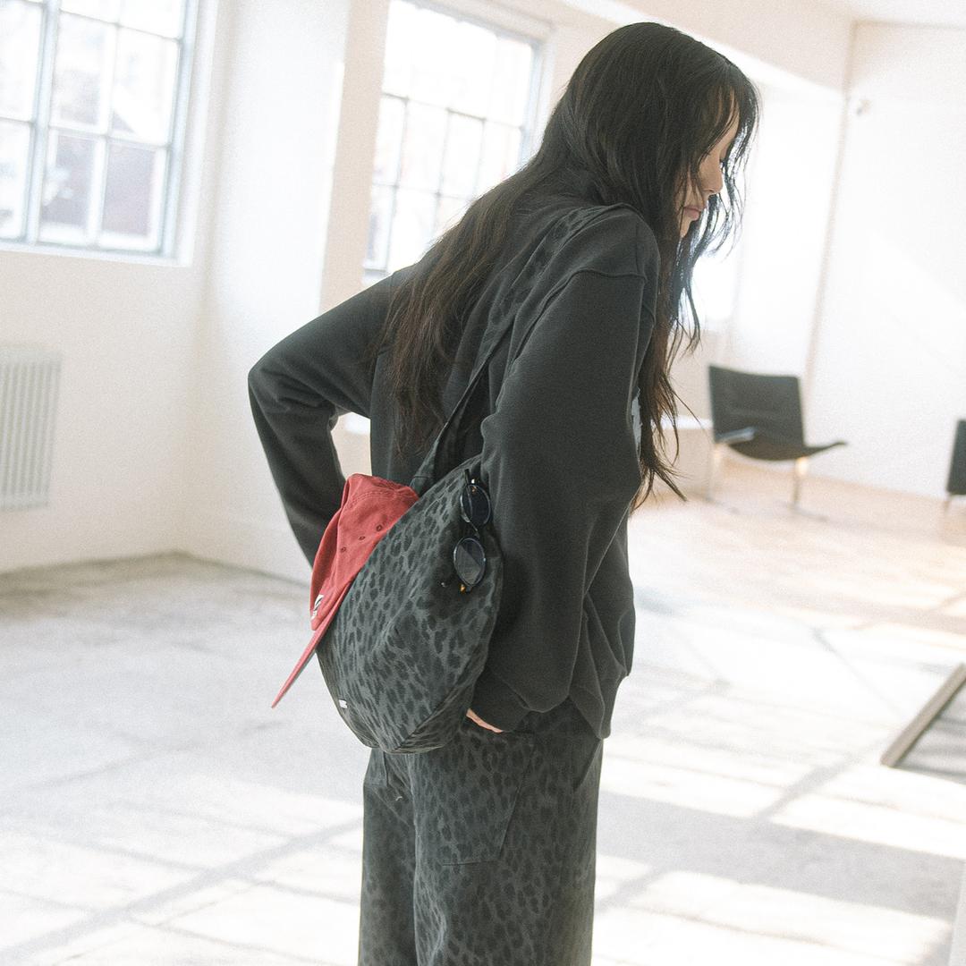 LEOPARD SHOULDER BAG(CHARCOAL)