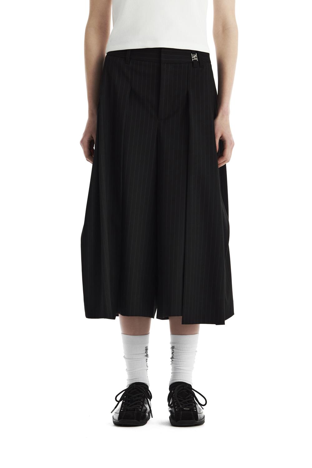 Stripe Tuck Bermuda Set-Up Shorts [ Black ]