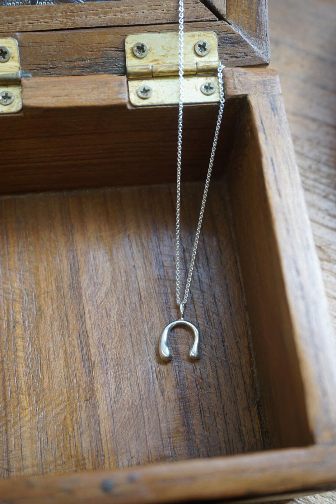 HORSESHOE NECKLACE