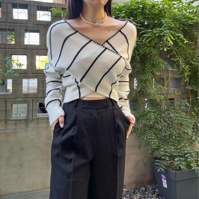 (당일 출고) 레이블 꼬임 스트라이프 니트( 오프숄더 가능)