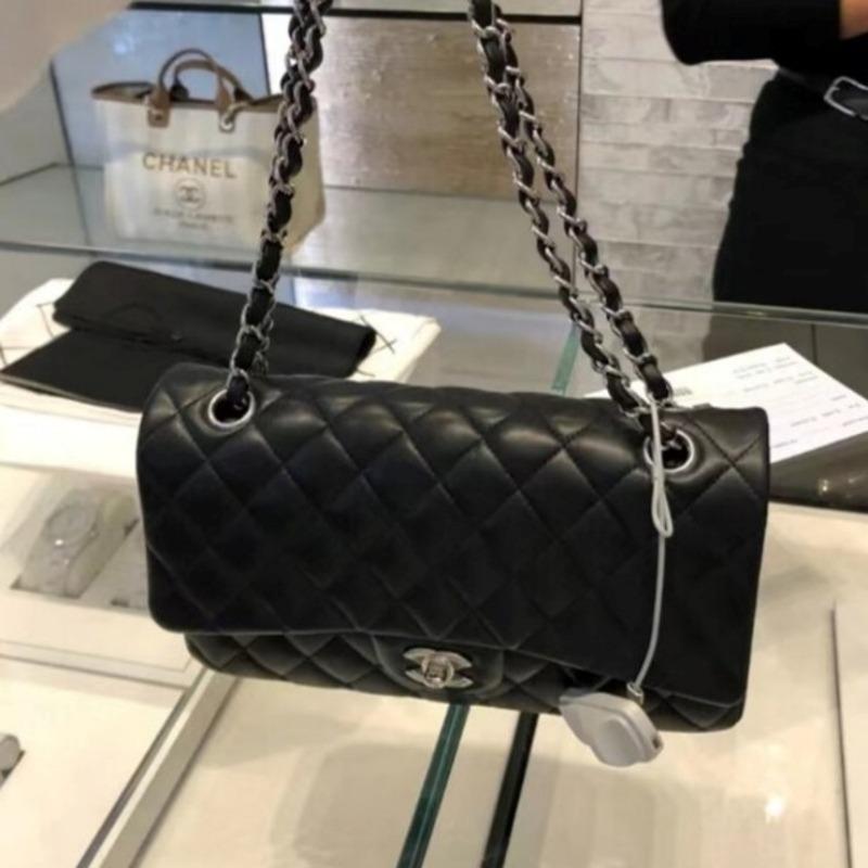 [최신내장칩] 샤넬 클래식 미듐 플랩백 램스킨 블랙 은장 A01112