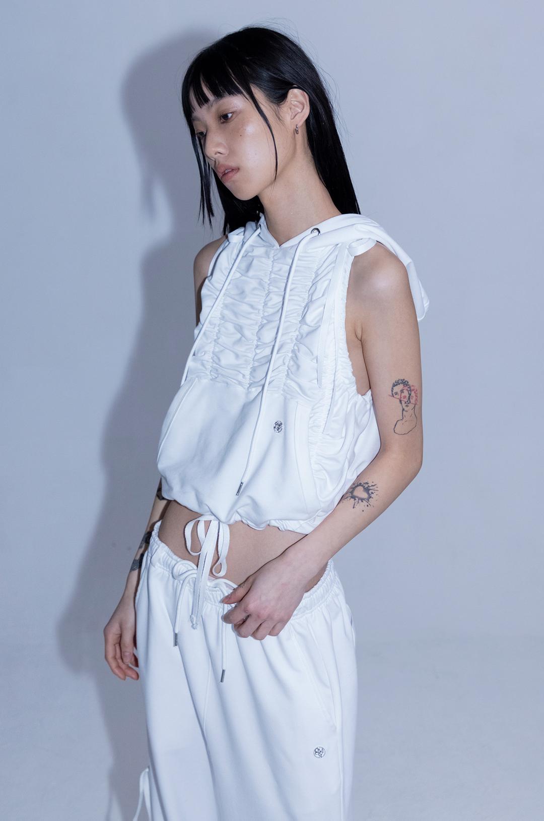 [예약배송 3/23일] G_SHIRRING HOOD SLEEVELESS / WHITE
