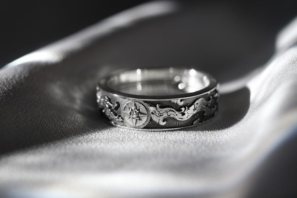 파도와 나침반, 고래