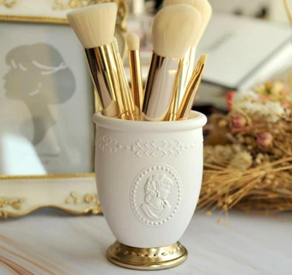 에이트하우스 라뒤레 양각 메이크업 브러쉬 홀더 백색