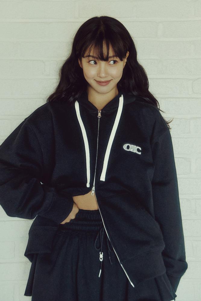 [2월 26일 예약배송] 로고 와펜 후드 집업 [BLACK] - 오아이오아이컬렉션