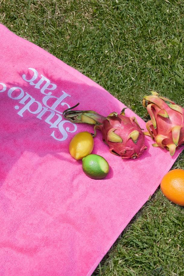(UNI) Big Logo Beach Towel_Pink
