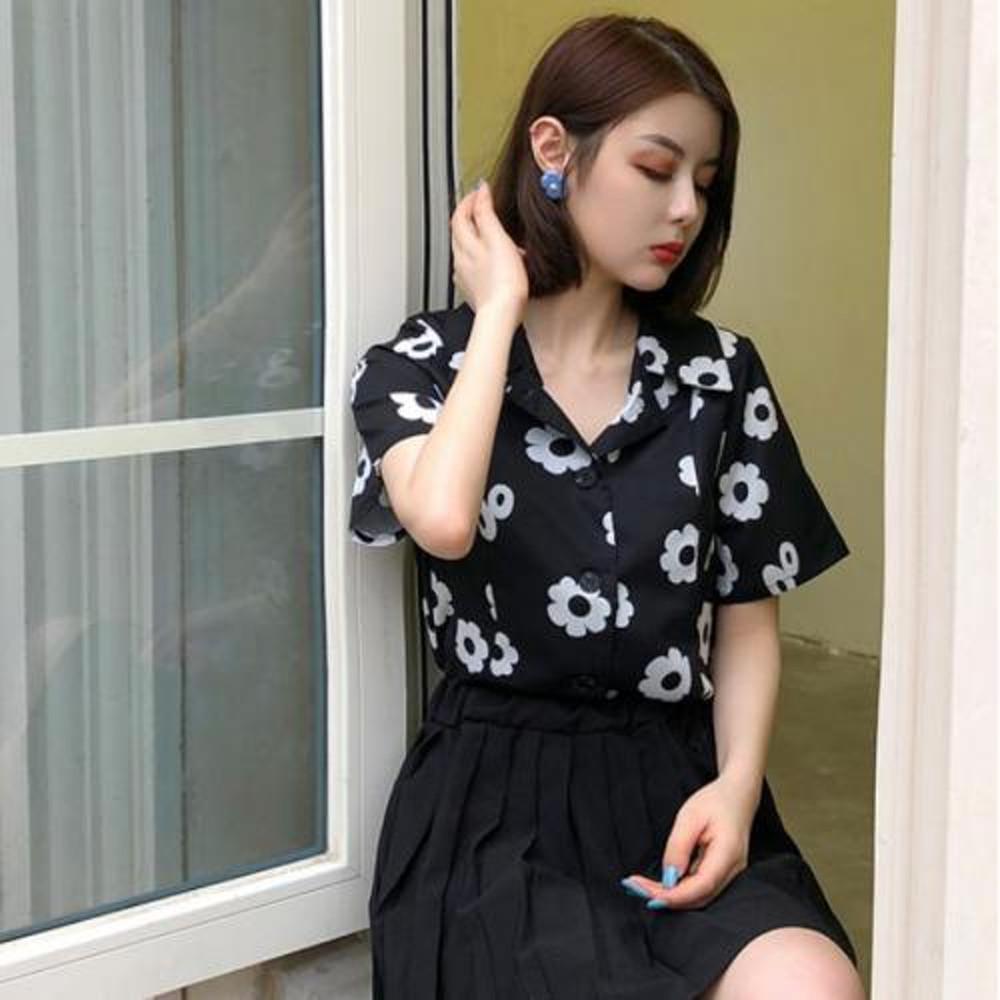 [뽐나]카라 검은 곳의 빅 화이트 플라워 하와이안 느낌 반팔 블라우스 SW06533NH