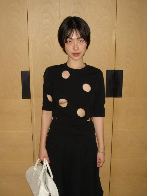 HOLE DETAIL T-SHIRT_BLACK