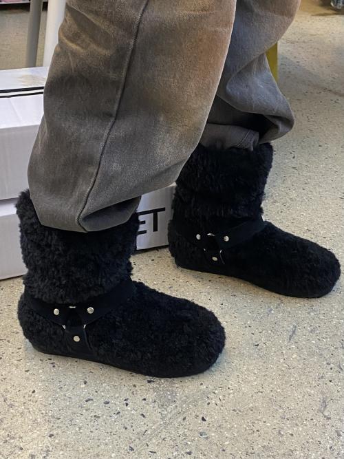 POM POM FUR BOOTS IN BLACK