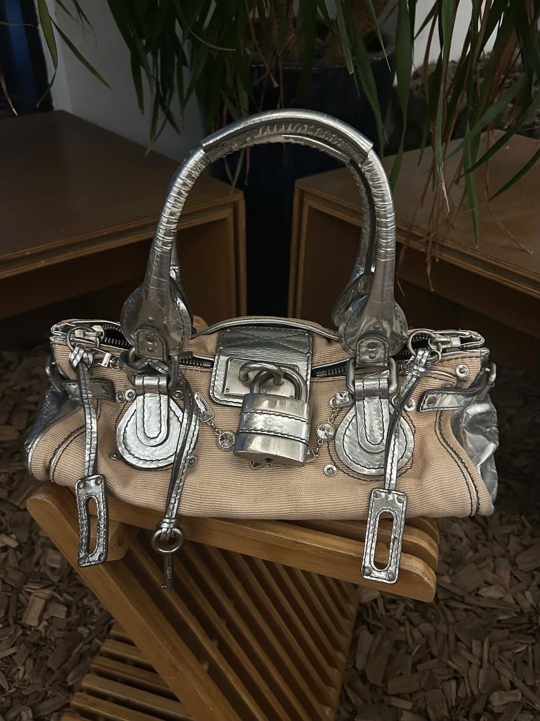 끌로에 패딩턴 Y2K 메탈릭 실버 숄더백 | 후루츠패밀리