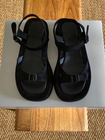 더로우 스웨이드 샌들