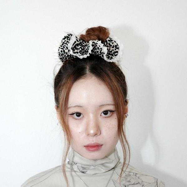 Leopard ruffle scrunchie 002