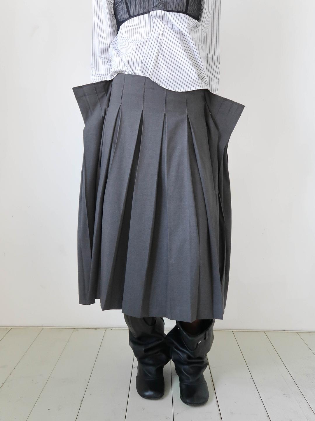WING PLEATS SKIRT IN GREY