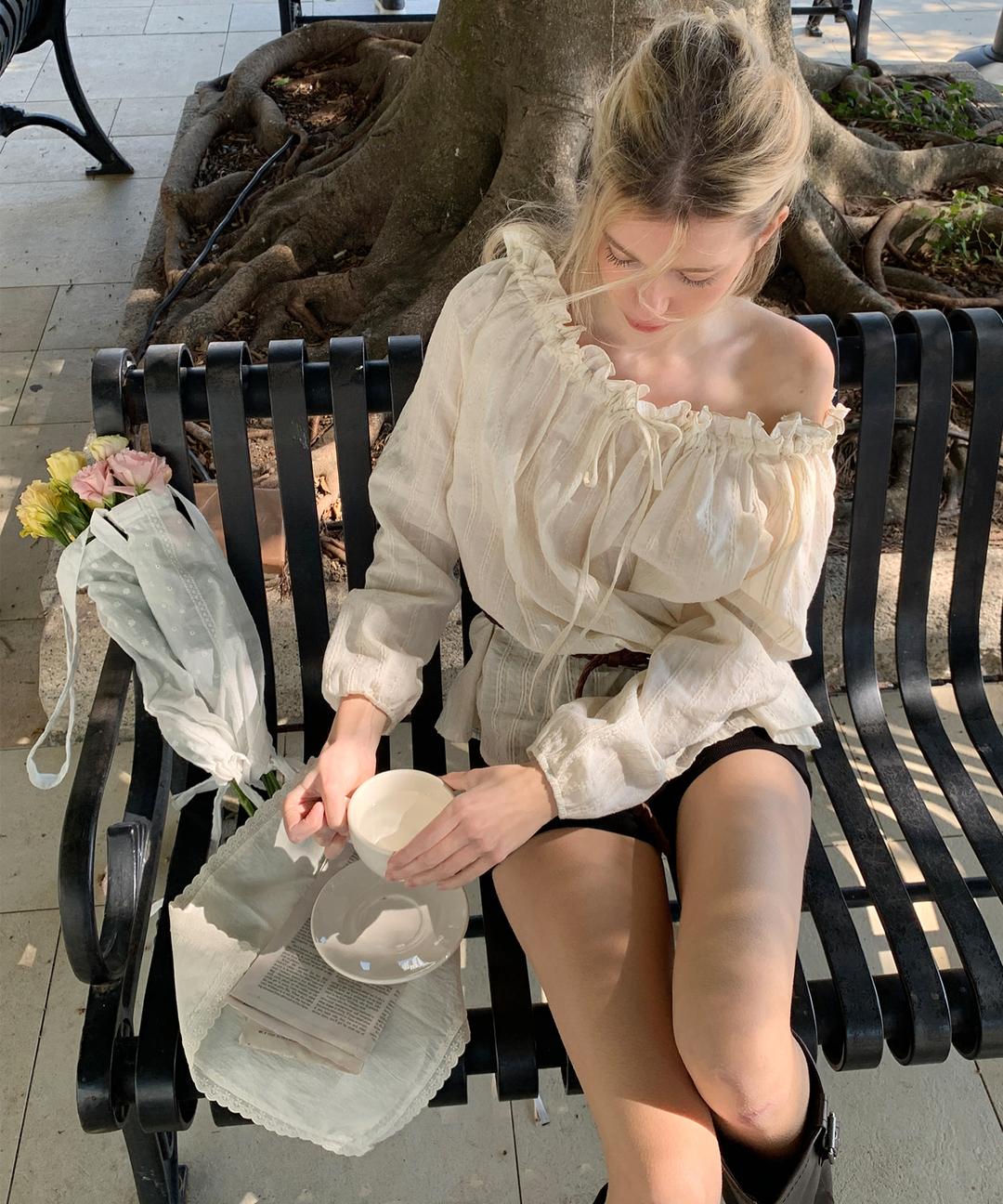 Leaf One-Shoulder Frill Blouse ( Cream )