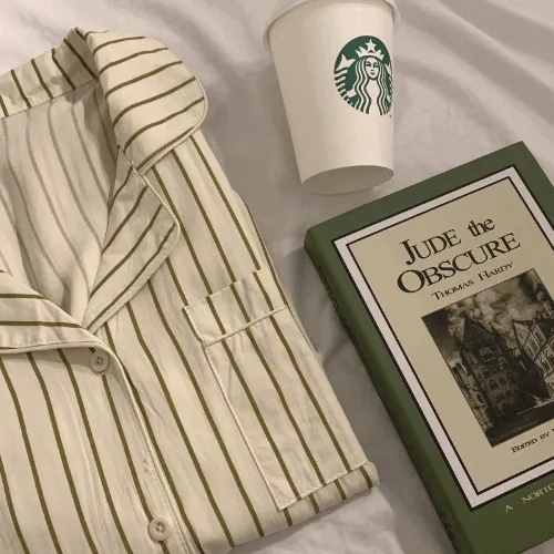 올리브 그린 : 스트라이프 사계절 간절기 감성 모던 홈웨어 줄무늬 패턴 긴팔 긴바지 주머니 있는 파자마 집들이선물