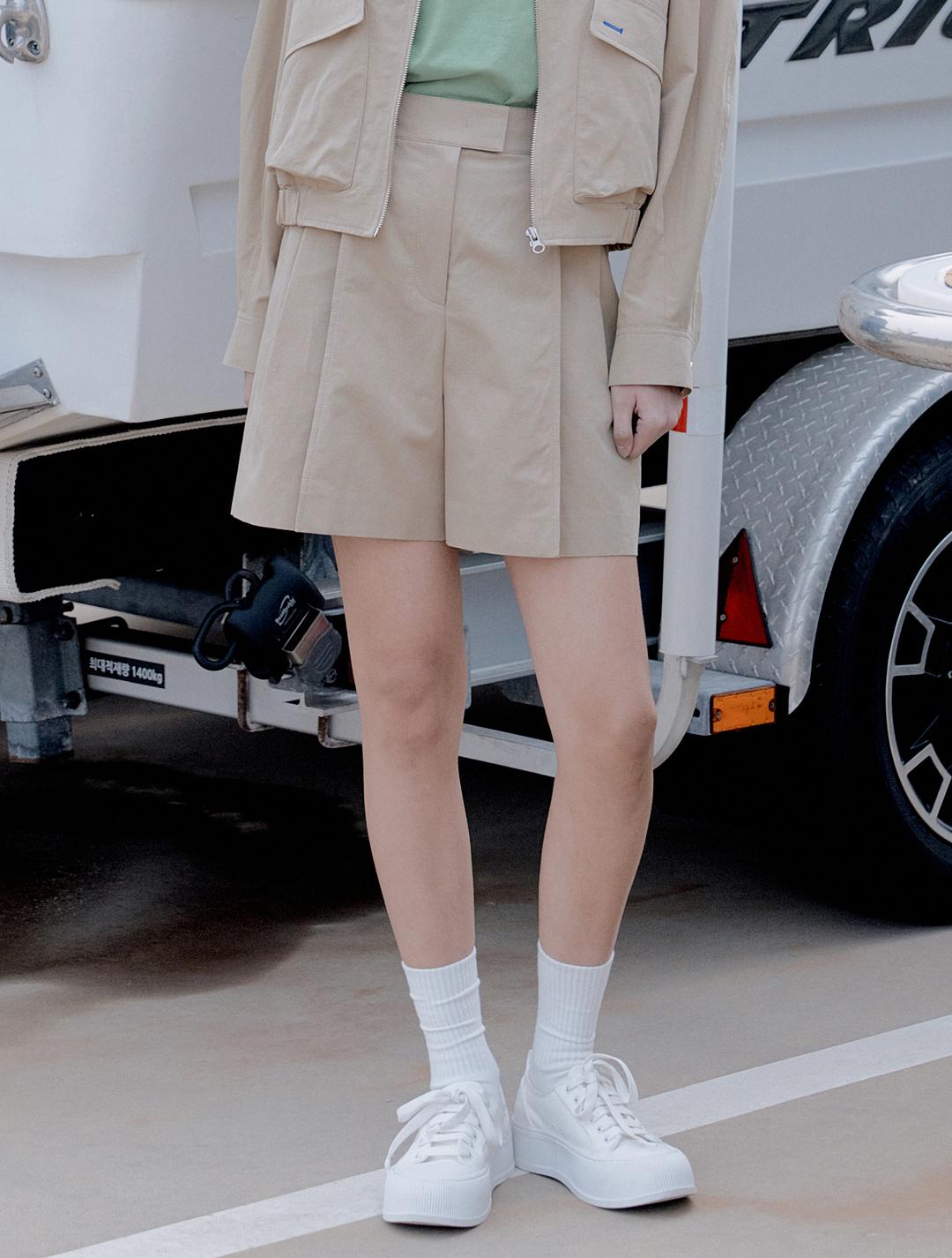 🌼안소희착용🌼 Two Tuck Short Pants - Beige