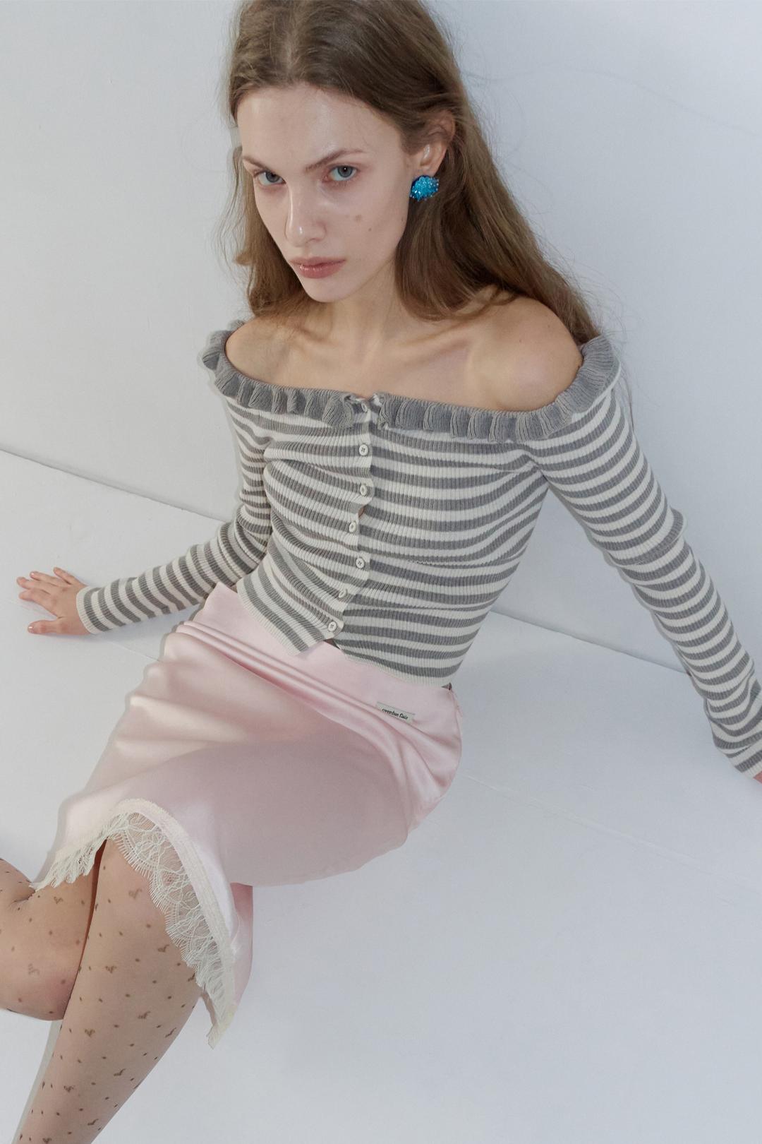 [3/27 PRE-ORDER] OFF-SHOULDER FRILLED STRIPE CARDIGAN_CREAM/GREY