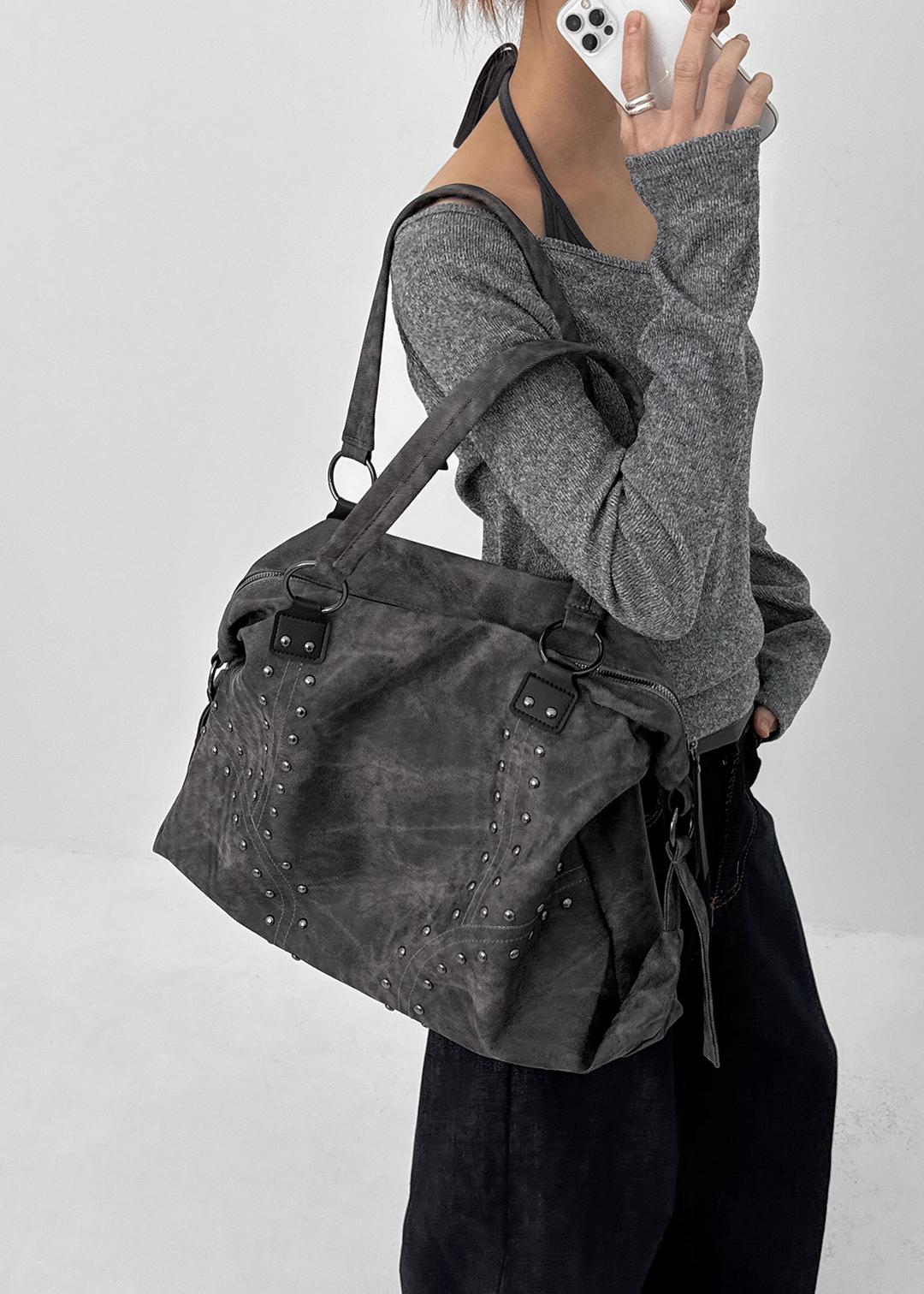 블랙업 비크먼 스터드 빈티지 레더 숄더백