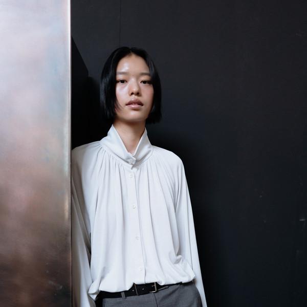 Flowy shirred cardigan blouse (light khaki / light gray / dark gray)