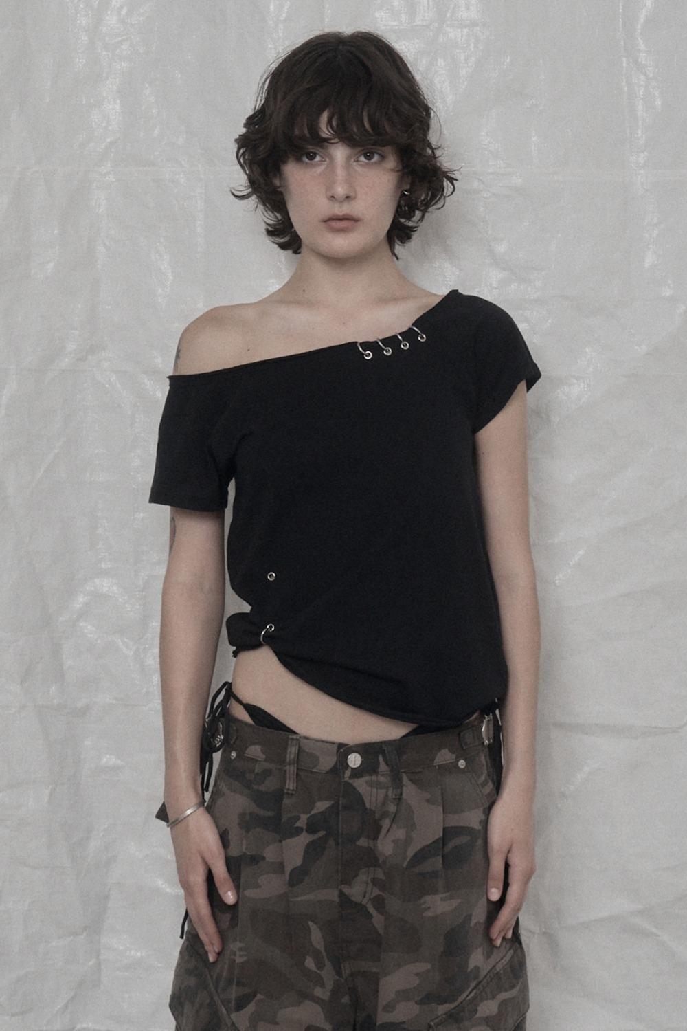 UNBALANCE PIERCING EYELET T-SHIRT BLACK