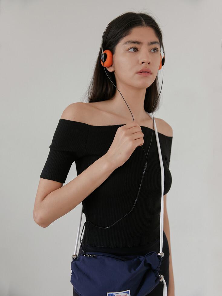 off-shoulder half t-shirts (black)