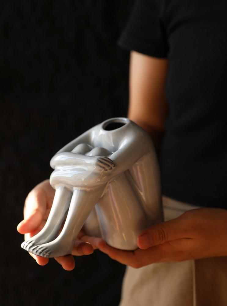 외로운건싫어 세라믹 화병 웅크린모습 화병 인테리어 오브제