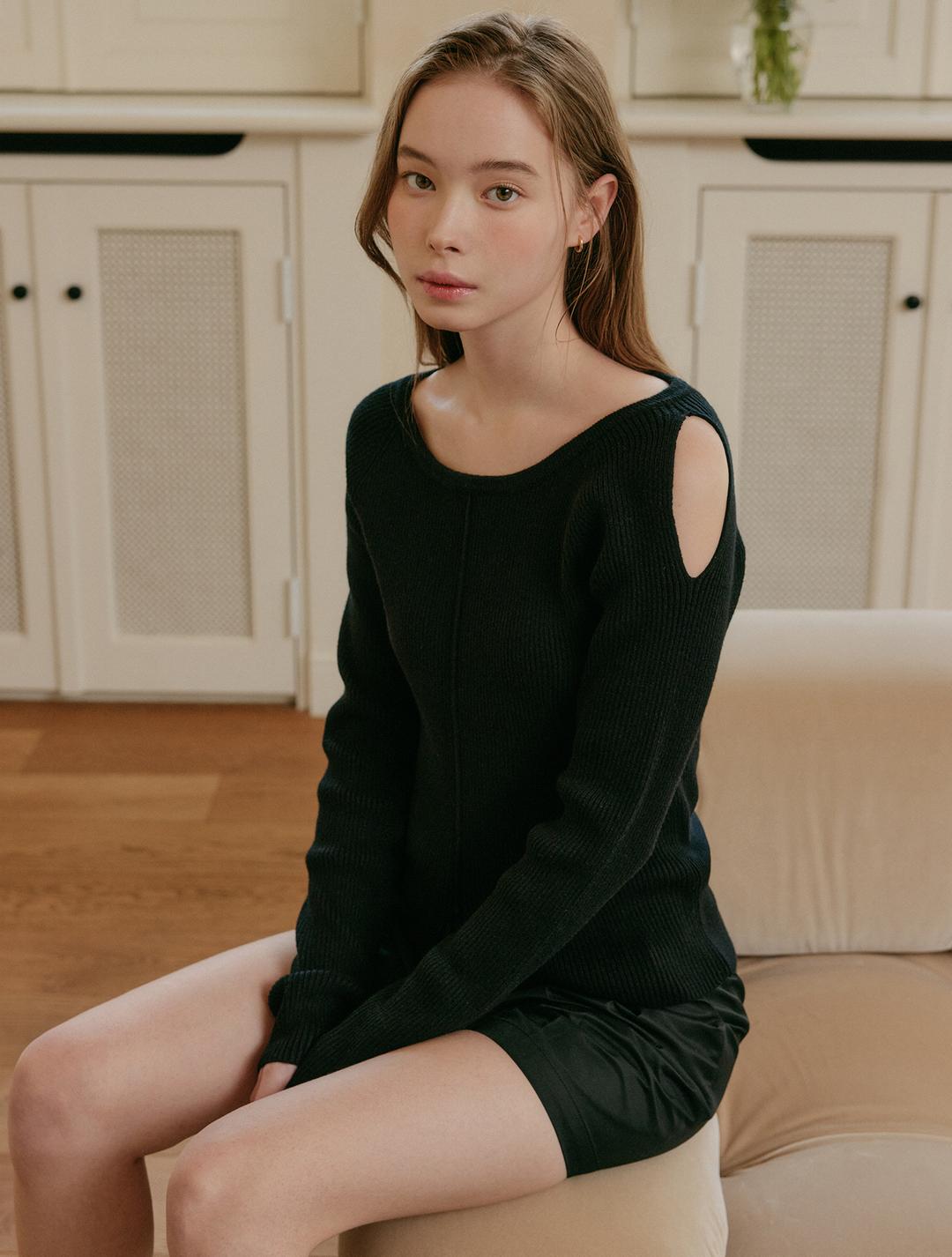 룩캐스트 소피아 컷아웃 니트_블랙 / SOPHIA UNBALANCE CUT-OUT KNIT_BLACK