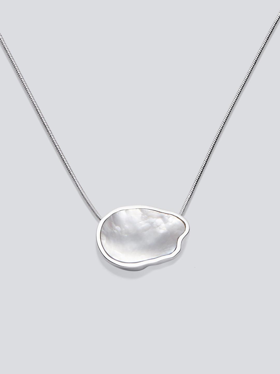 Semi-baroque Pendant Necklace