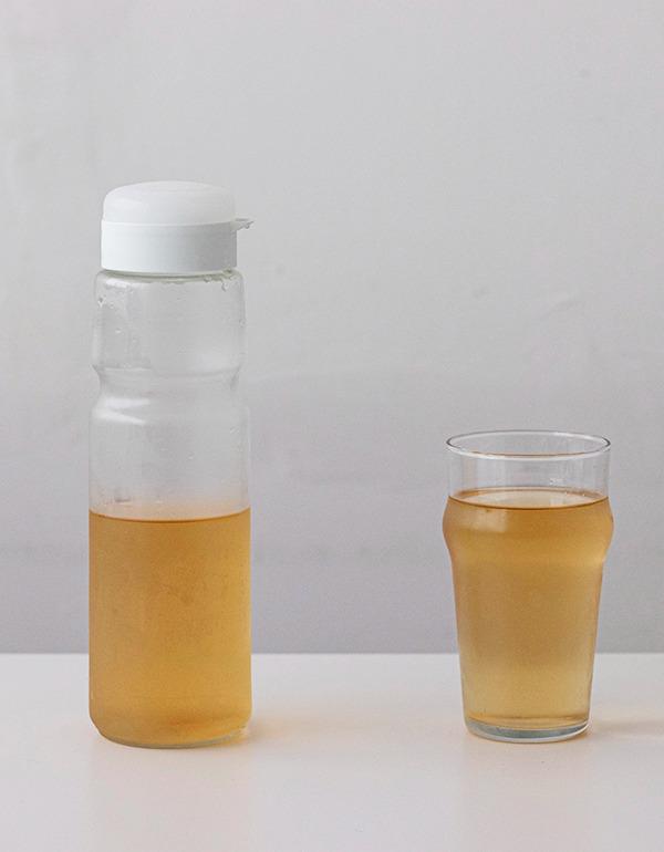 슬림한 유리 물병