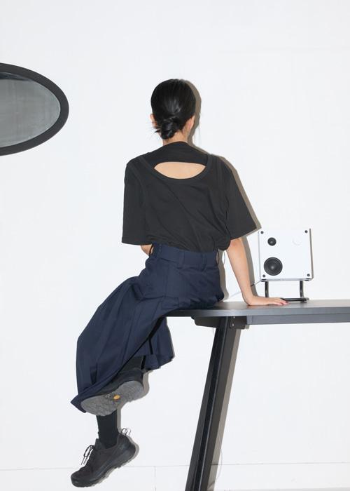 back cut out tee (2colors)