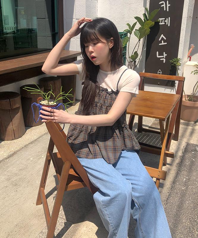 니어웨어 [NEW여름신상🌊] 미요 체크 프릴 나시 블라우스 (2color)