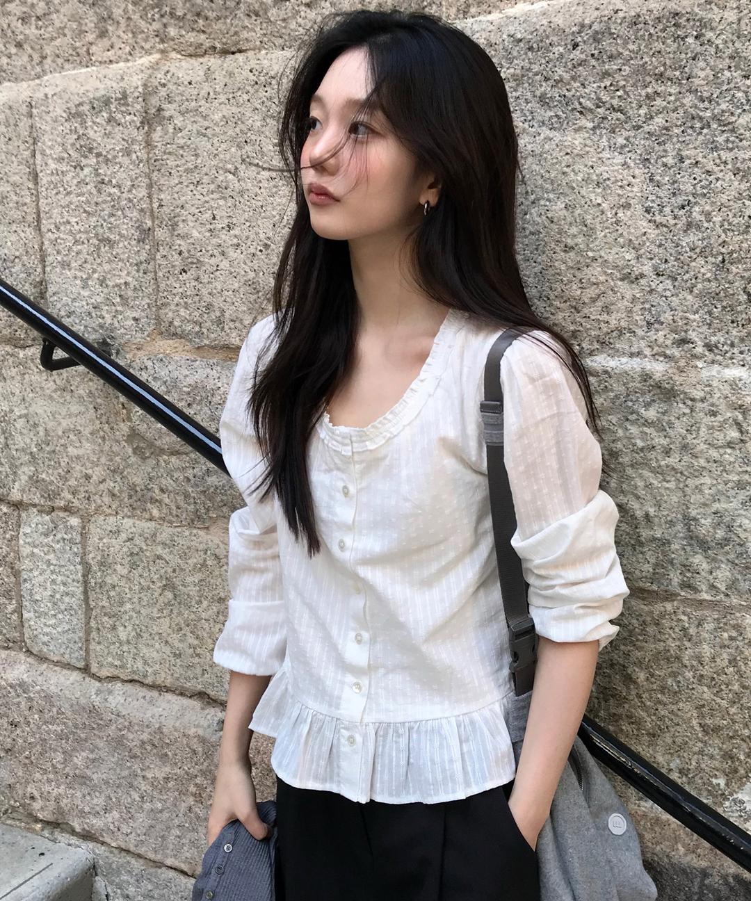 레터프롬문 노트니 라운드넥 프릴 블라우스 ( 2 colors )