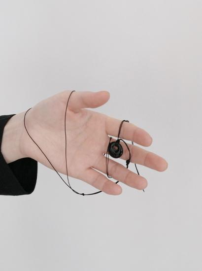 홀 타이 스트랩 네크리스