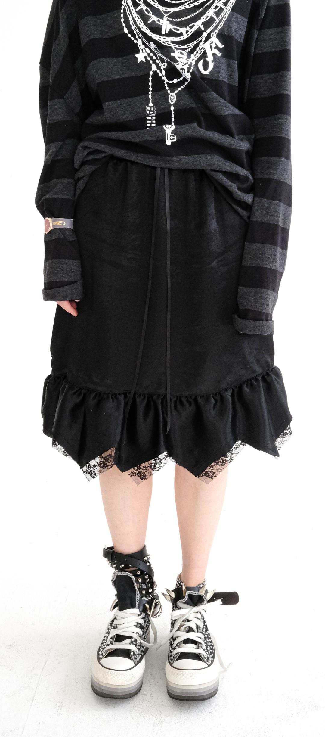 2차★[fa.er.ie] pointed satin midi skirt (black)