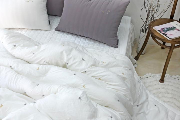 [쿠폰] 별이 빛나는 밤 자수 간절기 차렵이불 2colors (SS/Q/K/LK)