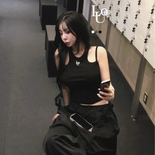 [ MADE / 유니크,힙✨] 자수 트임 스트랩 부유방커버 이너 크롭 나시 (자체제작)