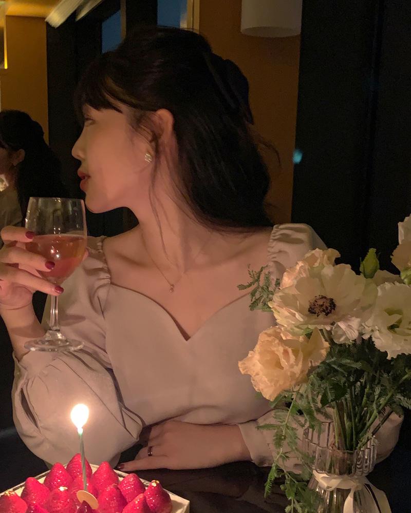 하트넥 셔링 블라우스 (2color)