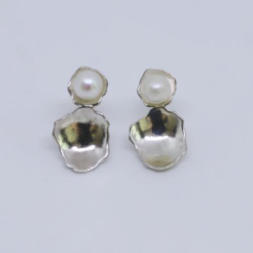 A pearl in shell earring silver