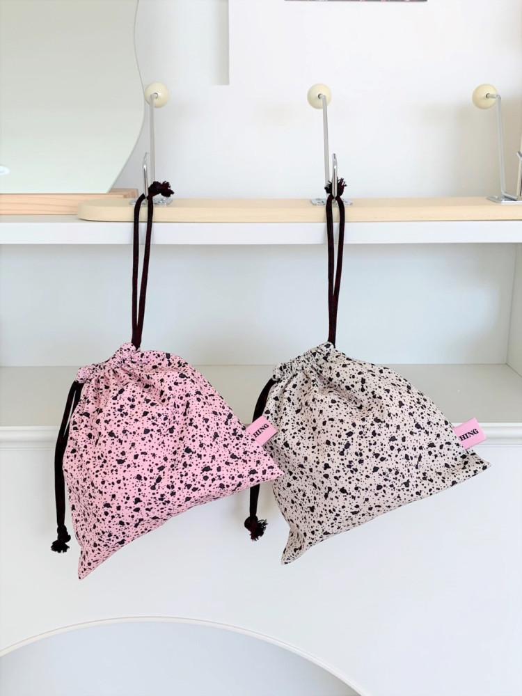 [HING 힝] 쿠앤크 스트링 파우치 (2color)