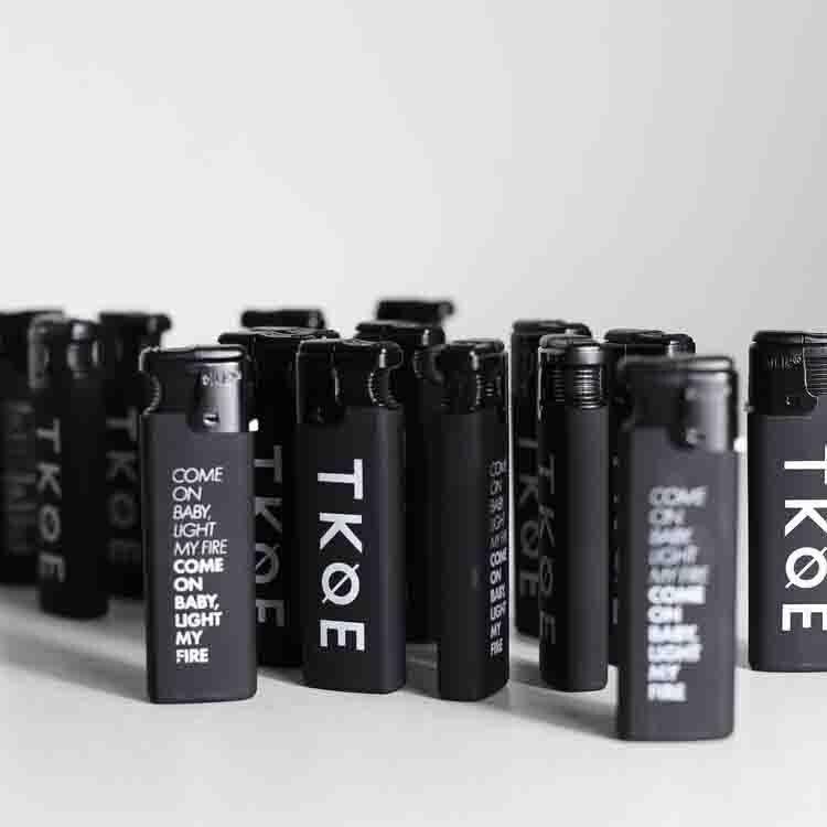 베리 블랙 라이터。VERY BLACK LIGHTER