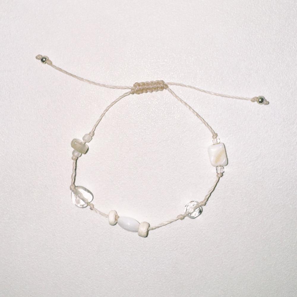 오무무 knotted white bracelet 화이트 매듭 자개 원석 팔찌
