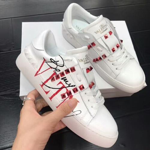 VALENTINO 레터링 스니커즈 화이트 (레드스터드)