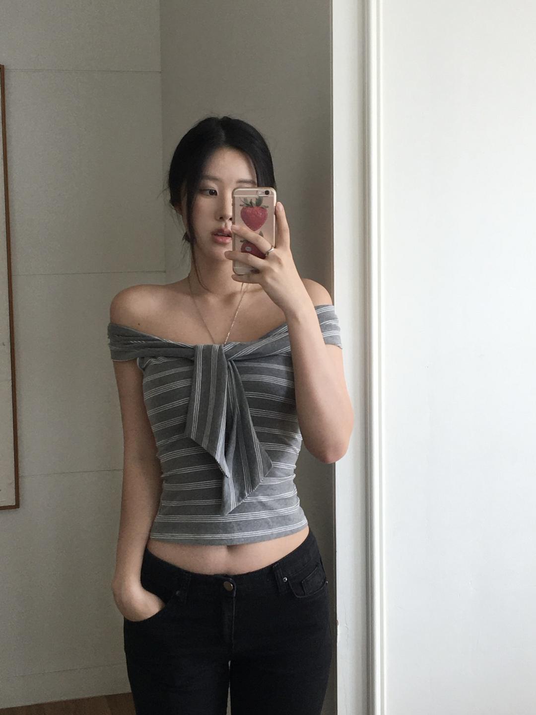 오브더로지 [실물보장🧀/MD추천] 하츠 세일러 오프숄더티 스카프탑 스트라이프티 증명사진룩 기념일룩 생일룩 (1col)