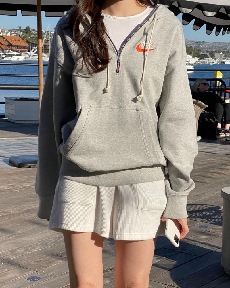 나이키 남녀공용 오버사이즈핏 레드스우시 그레이 반집업 후드티
