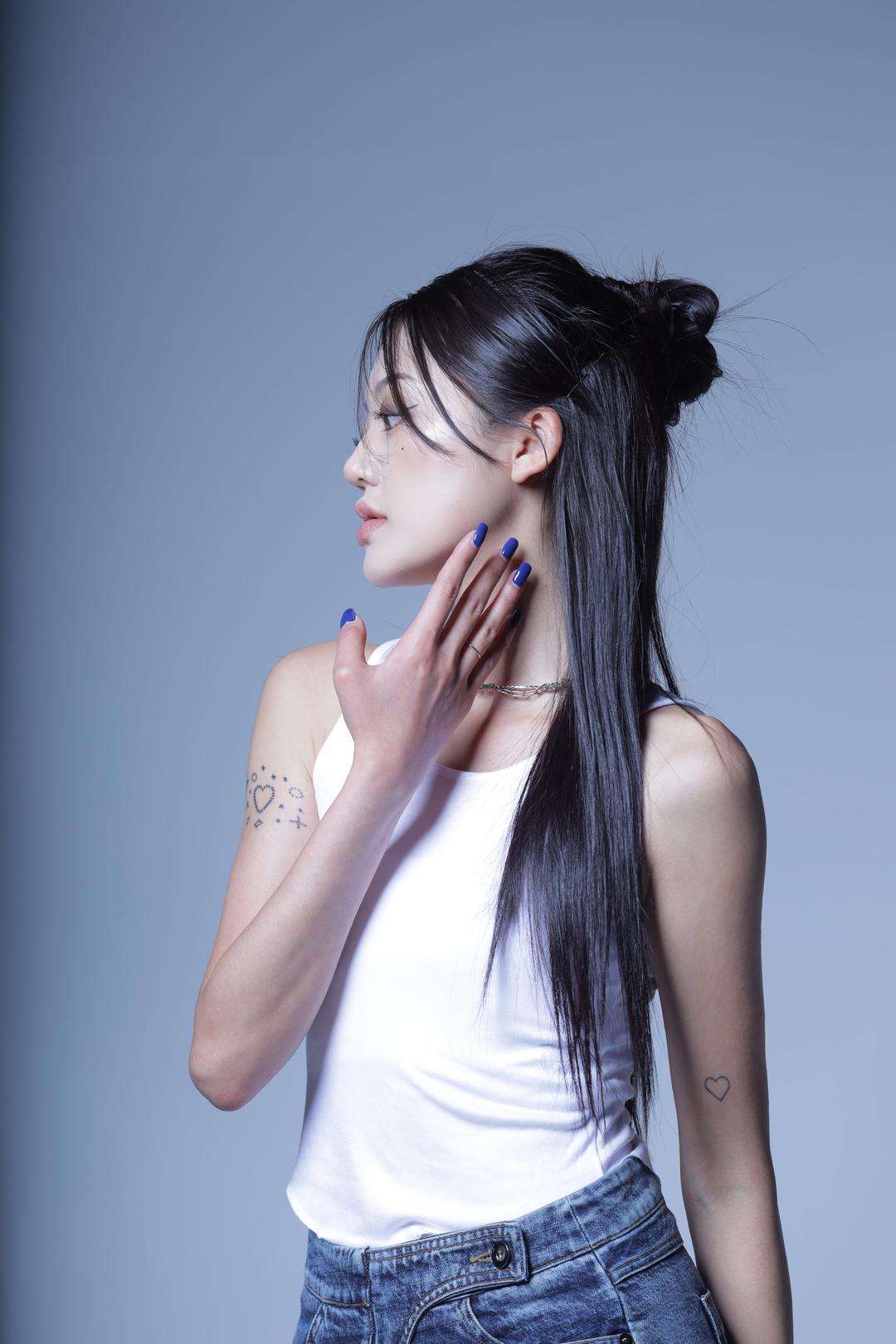 04.curved sleeveless white