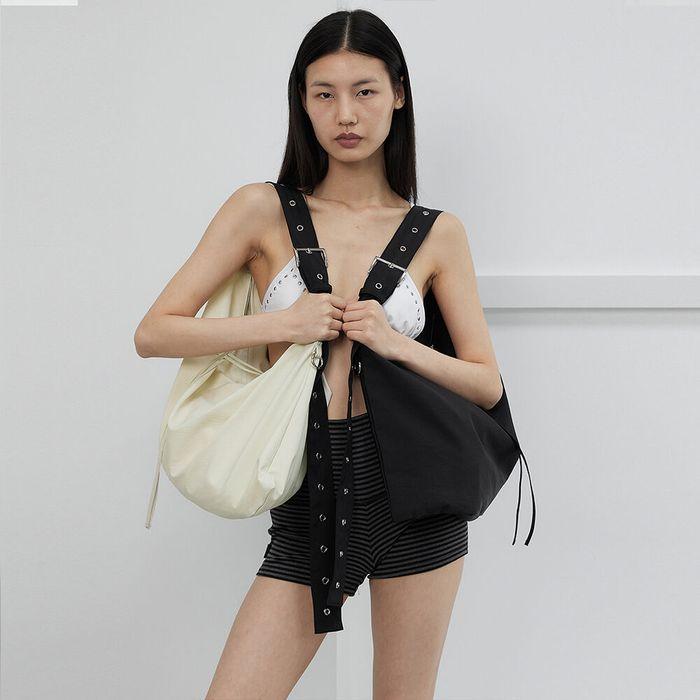 EYELET SHOULDER BAG / BLACK