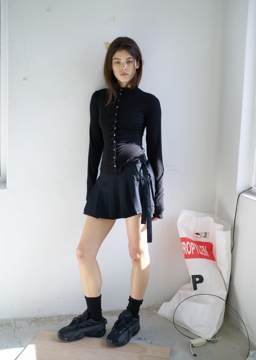 PLEATS DOUBLE LAYERED WRAP SKIRT BLACK