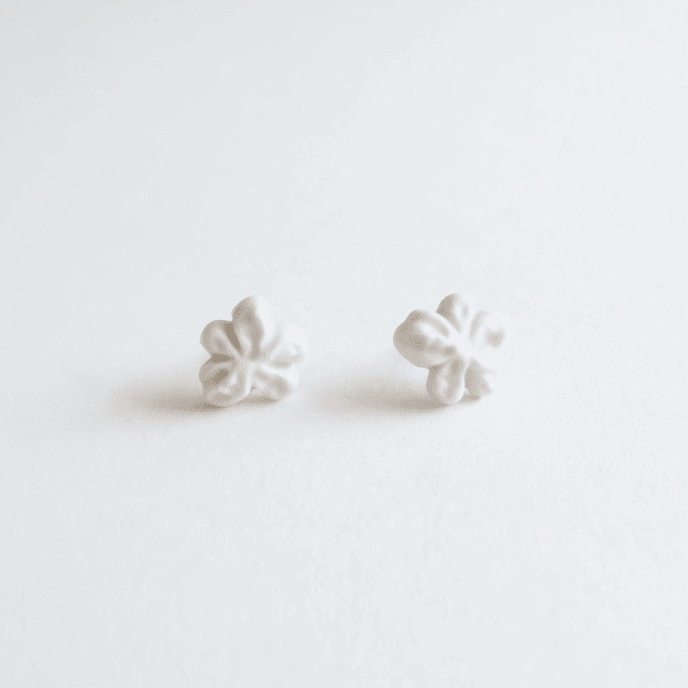 Coral flower earring [matt white]