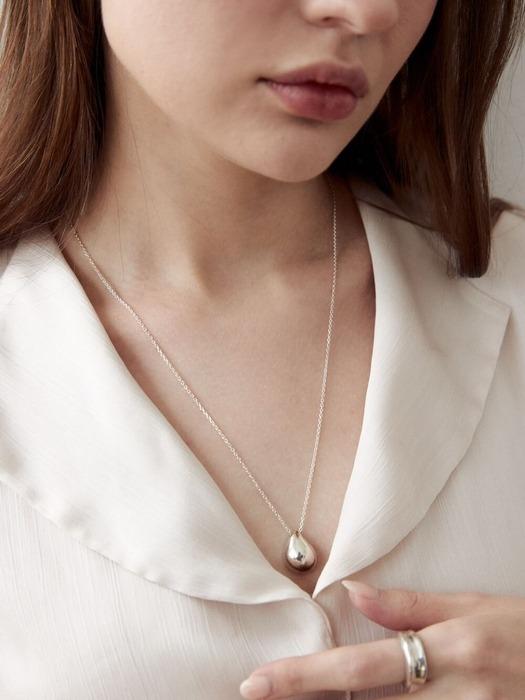 Comma necklace